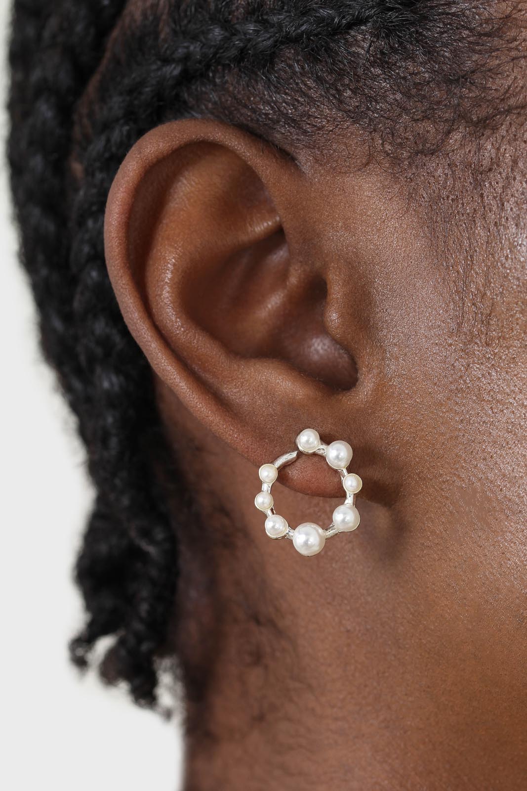 Silver dot pearls earrings