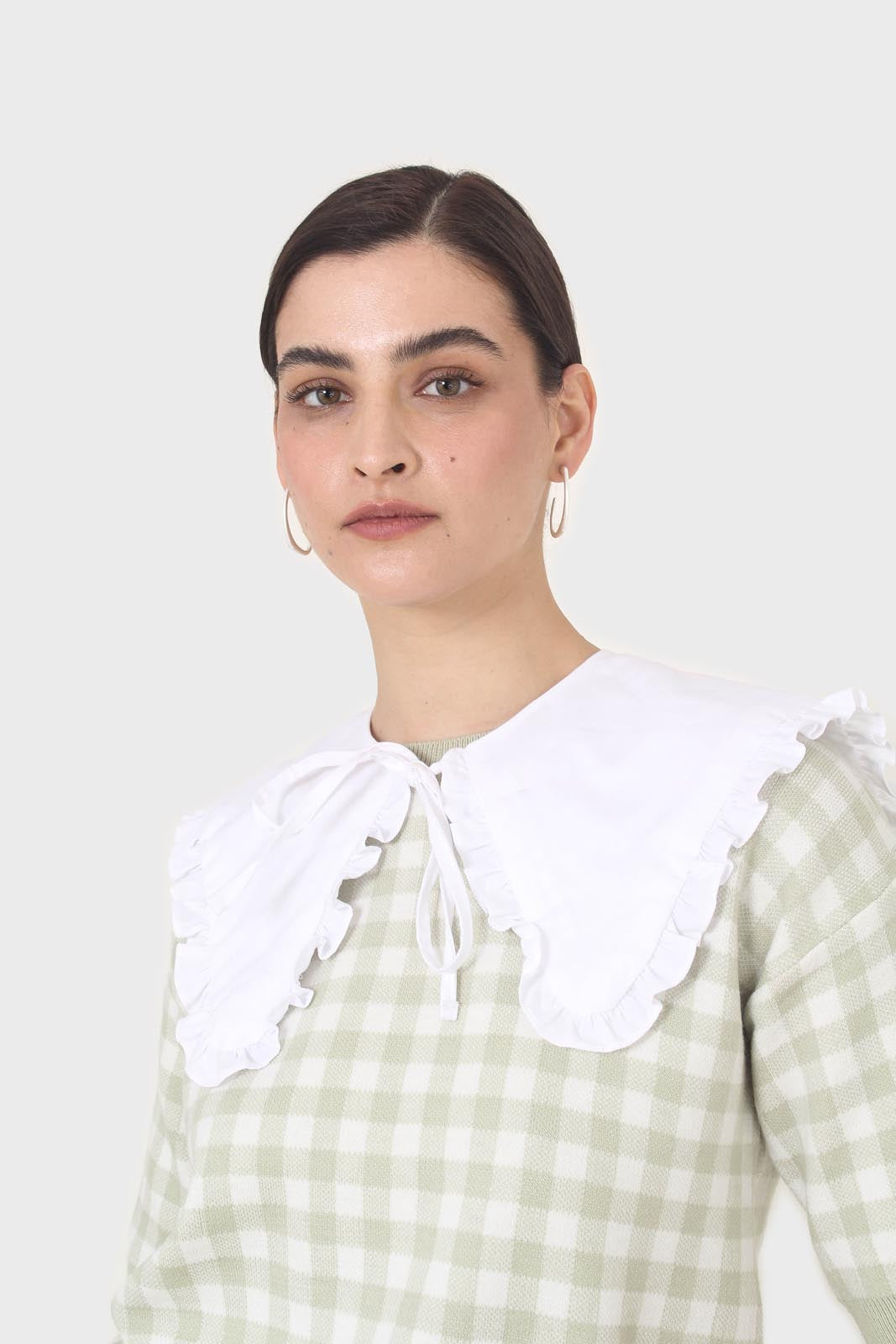 Ivory frilly detachable collar