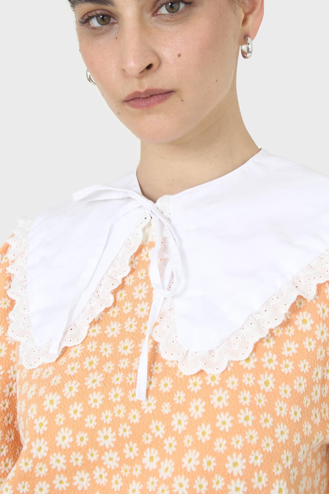 White eyelet trim detachable collar