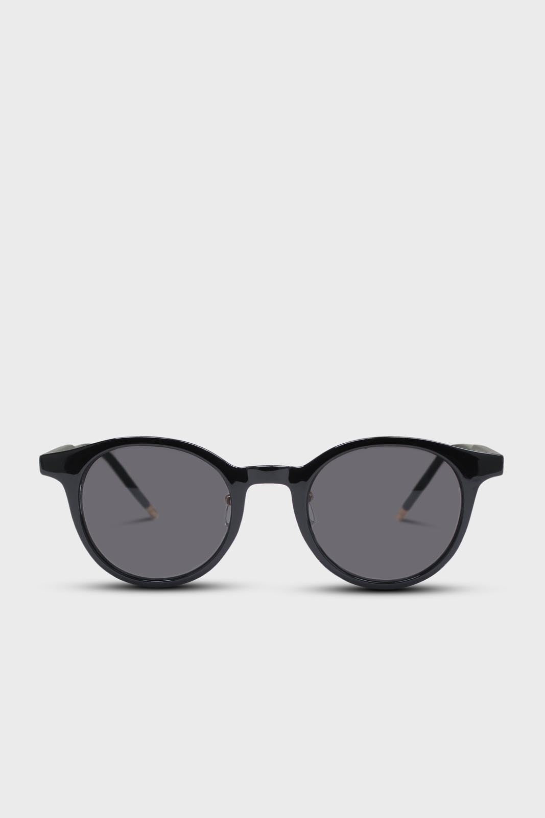 Black classic round sunglasses