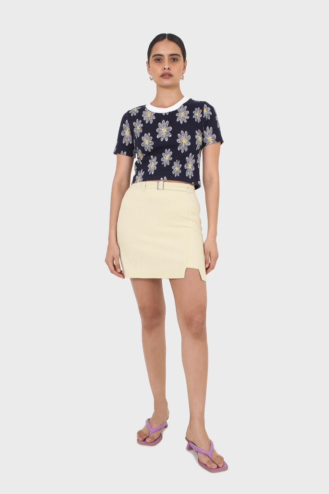 Black large daisy print  cropped tee