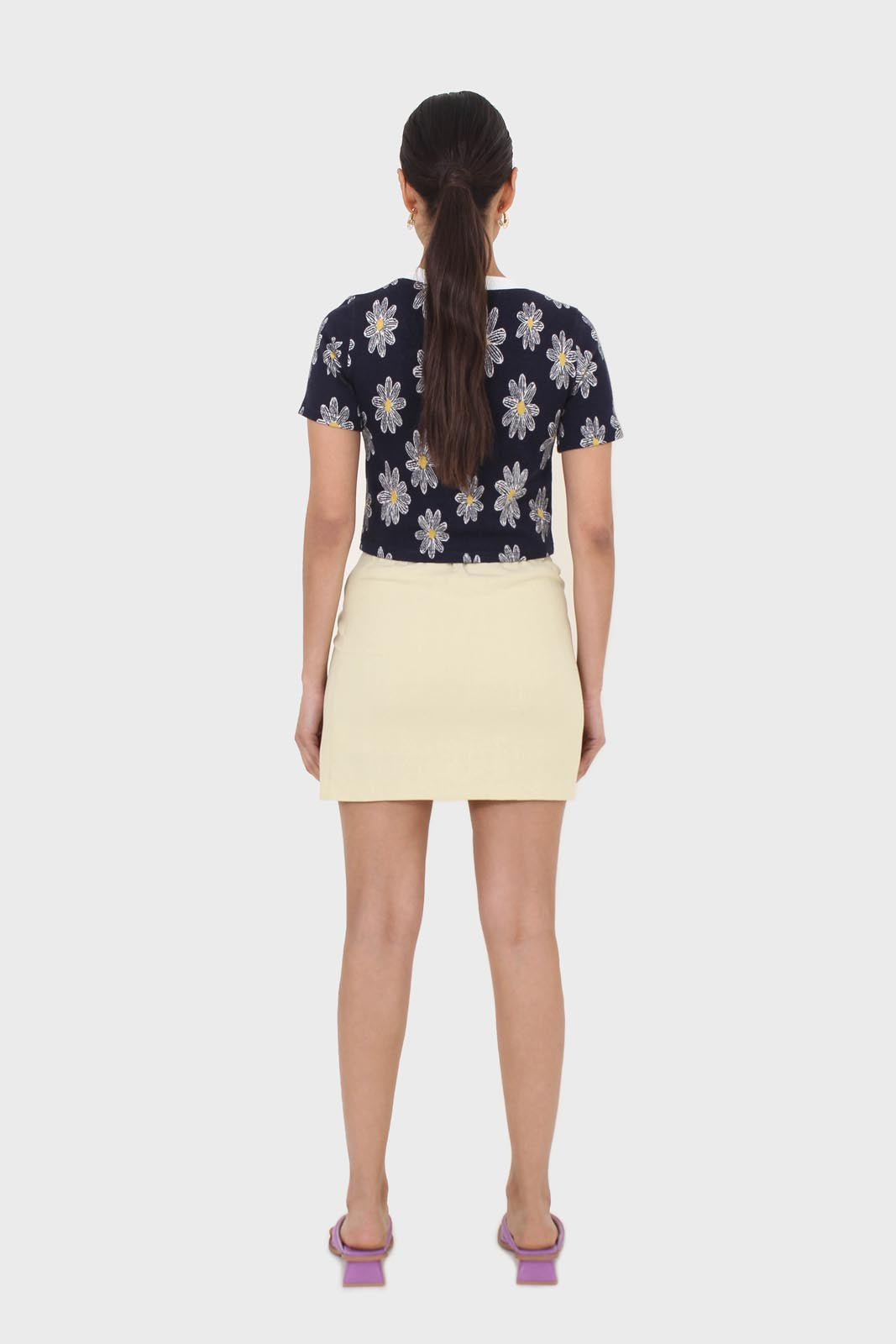 Black large daisy print  cropped tee