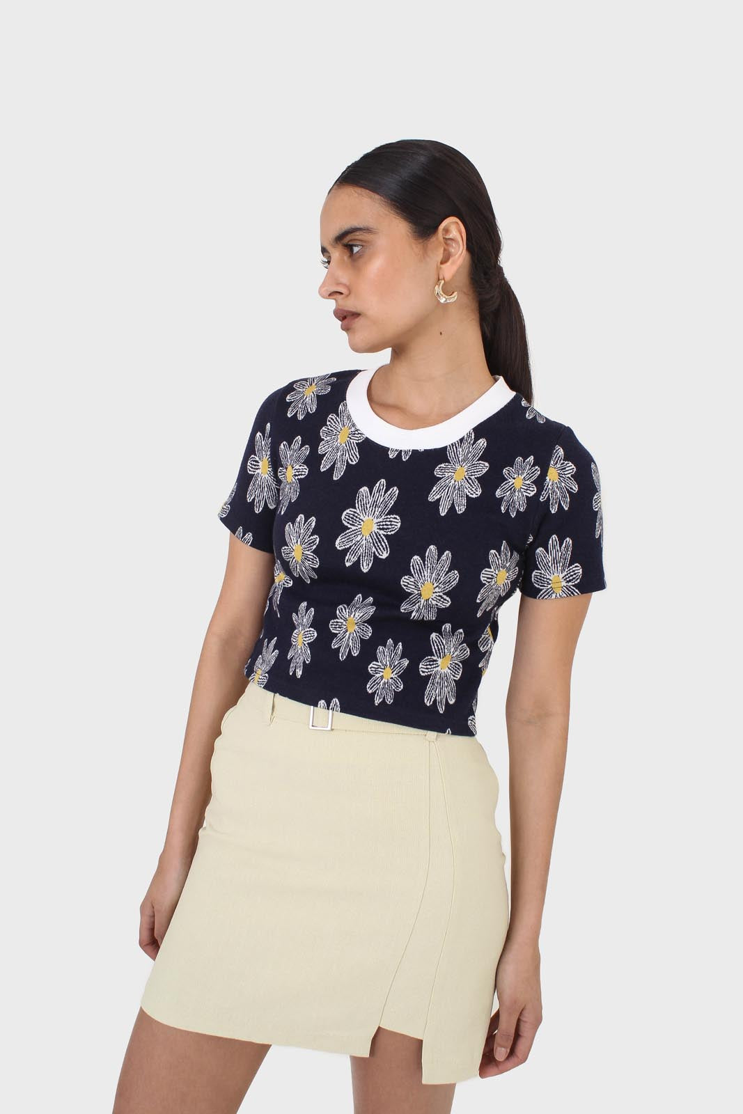 Black large daisy print  cropped tee