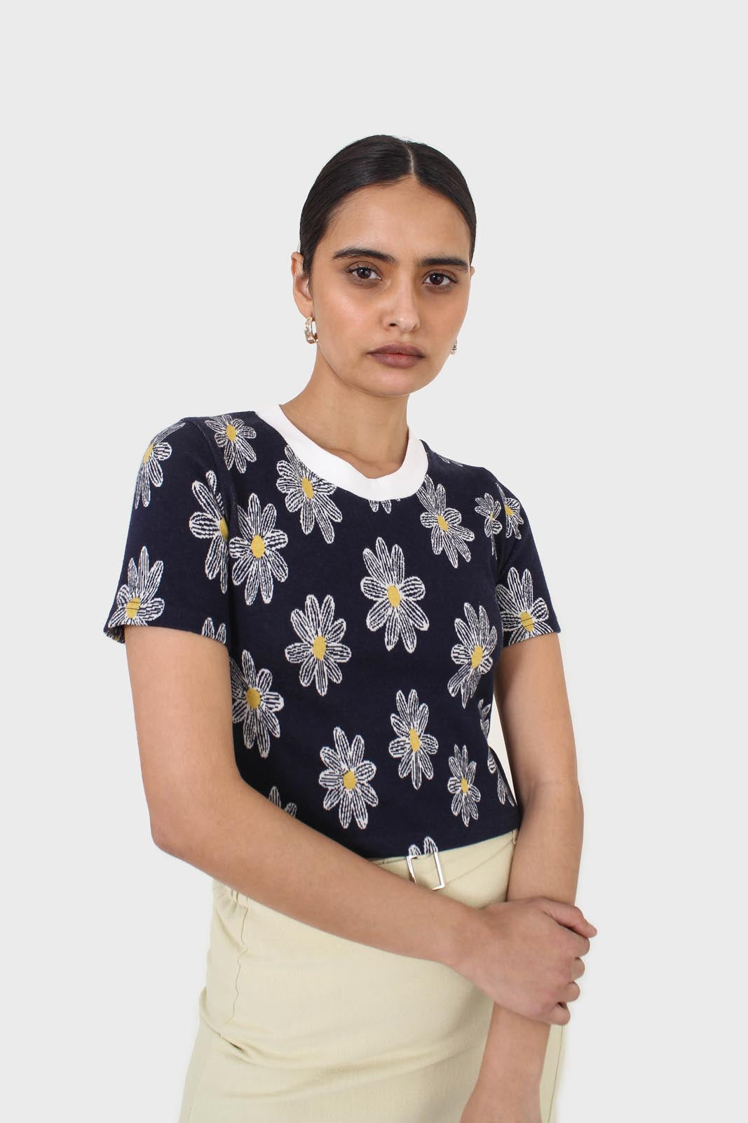 Black large daisy print  cropped tee
