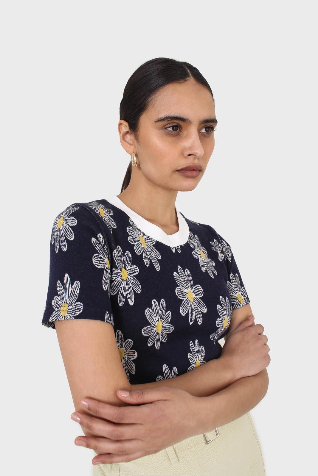Black large daisy print  cropped tee