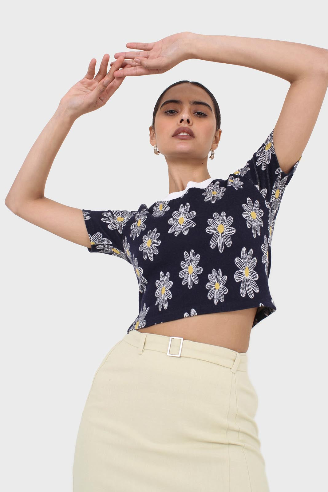 Black large daisy print  cropped tee