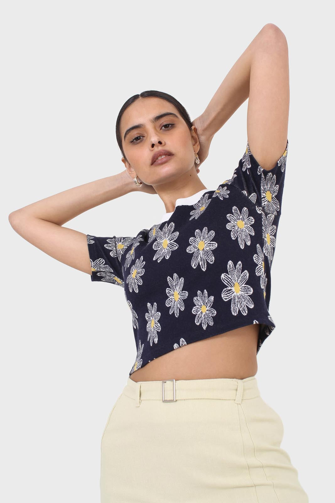 Black large daisy print  cropped tee