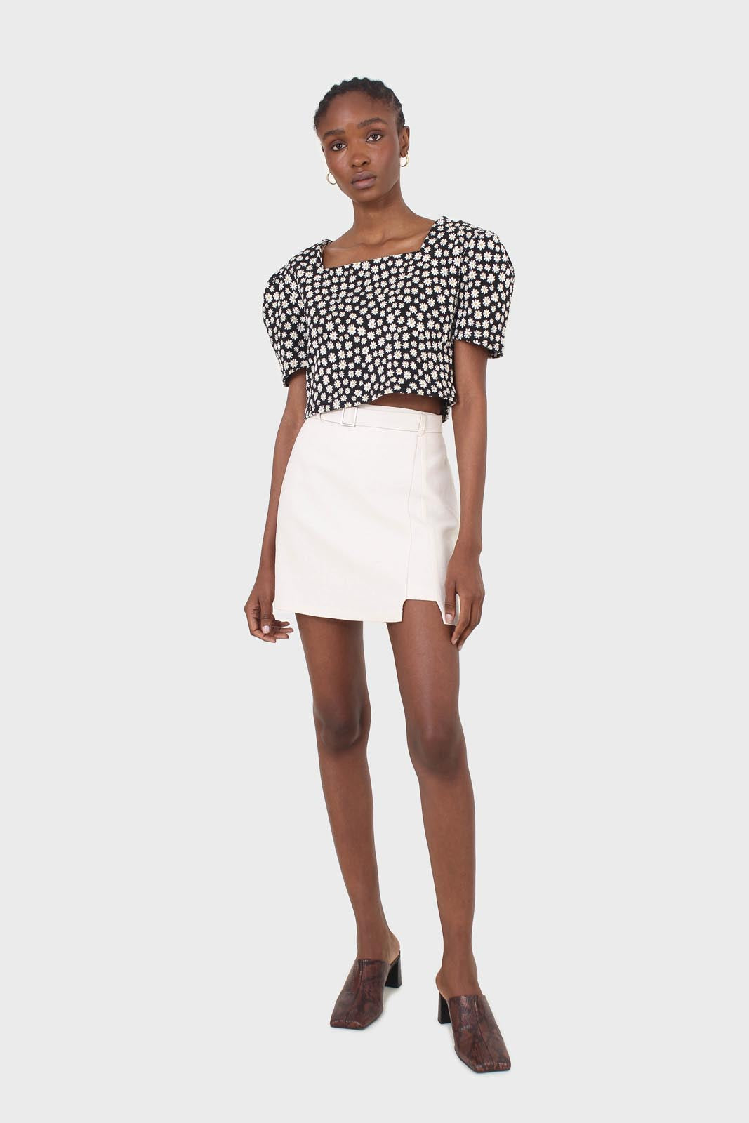 Black daisies square neckline puff sleeve cropped top
