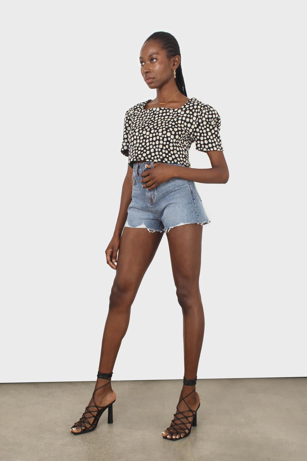Black daisies square neckline puff sleeve cropped top