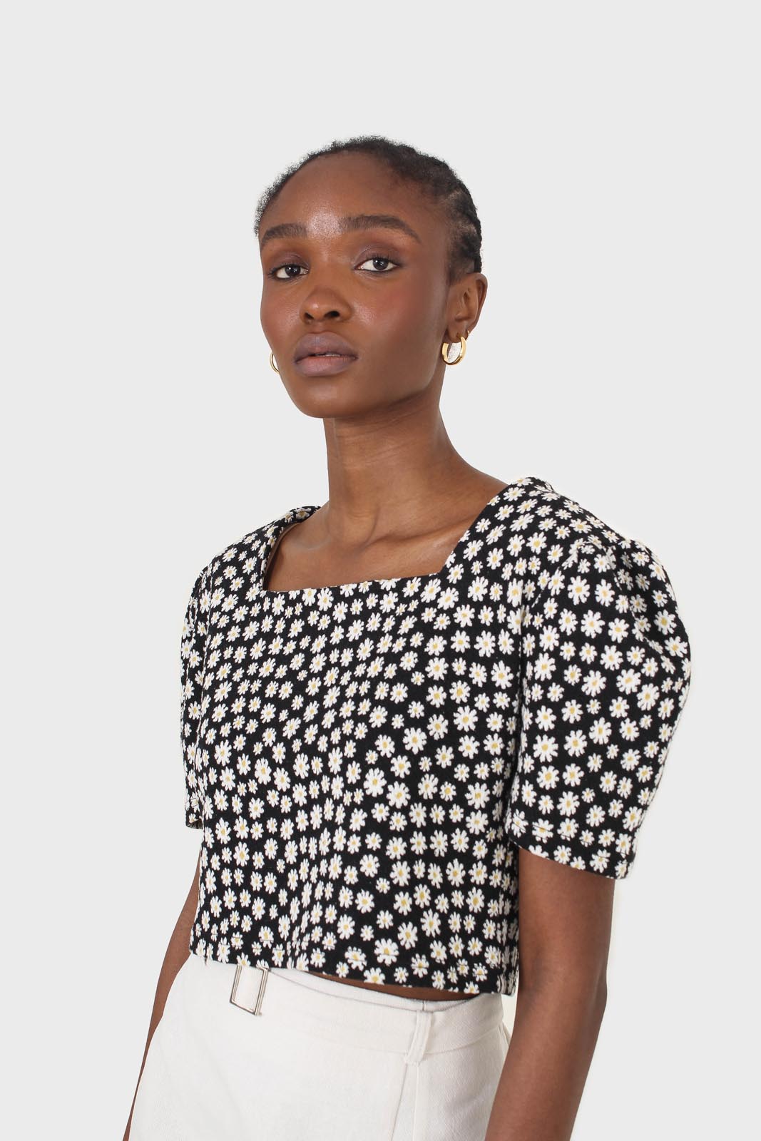Black daisies square neckline puff sleeve cropped top