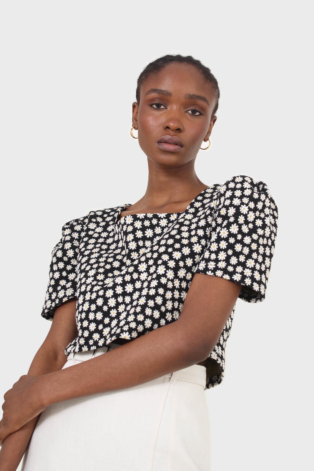 Black daisies square neckline puff sleeve cropped top