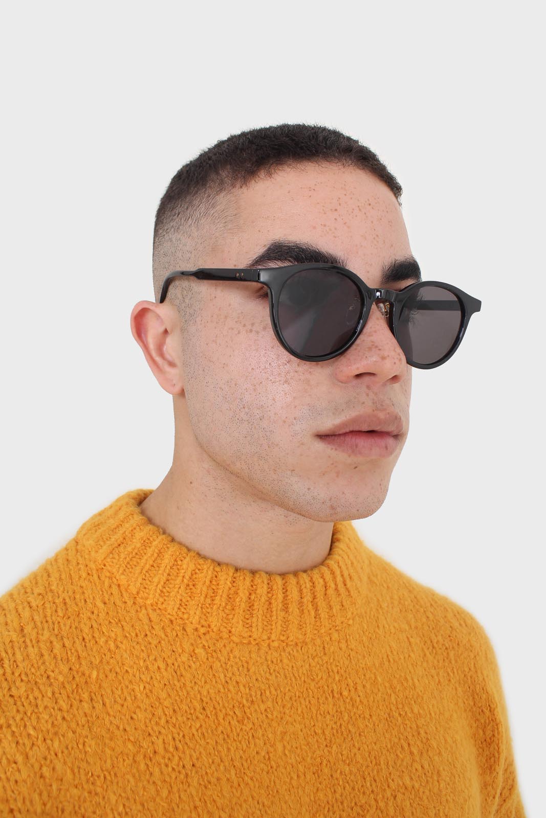 Black classic round sunglasses