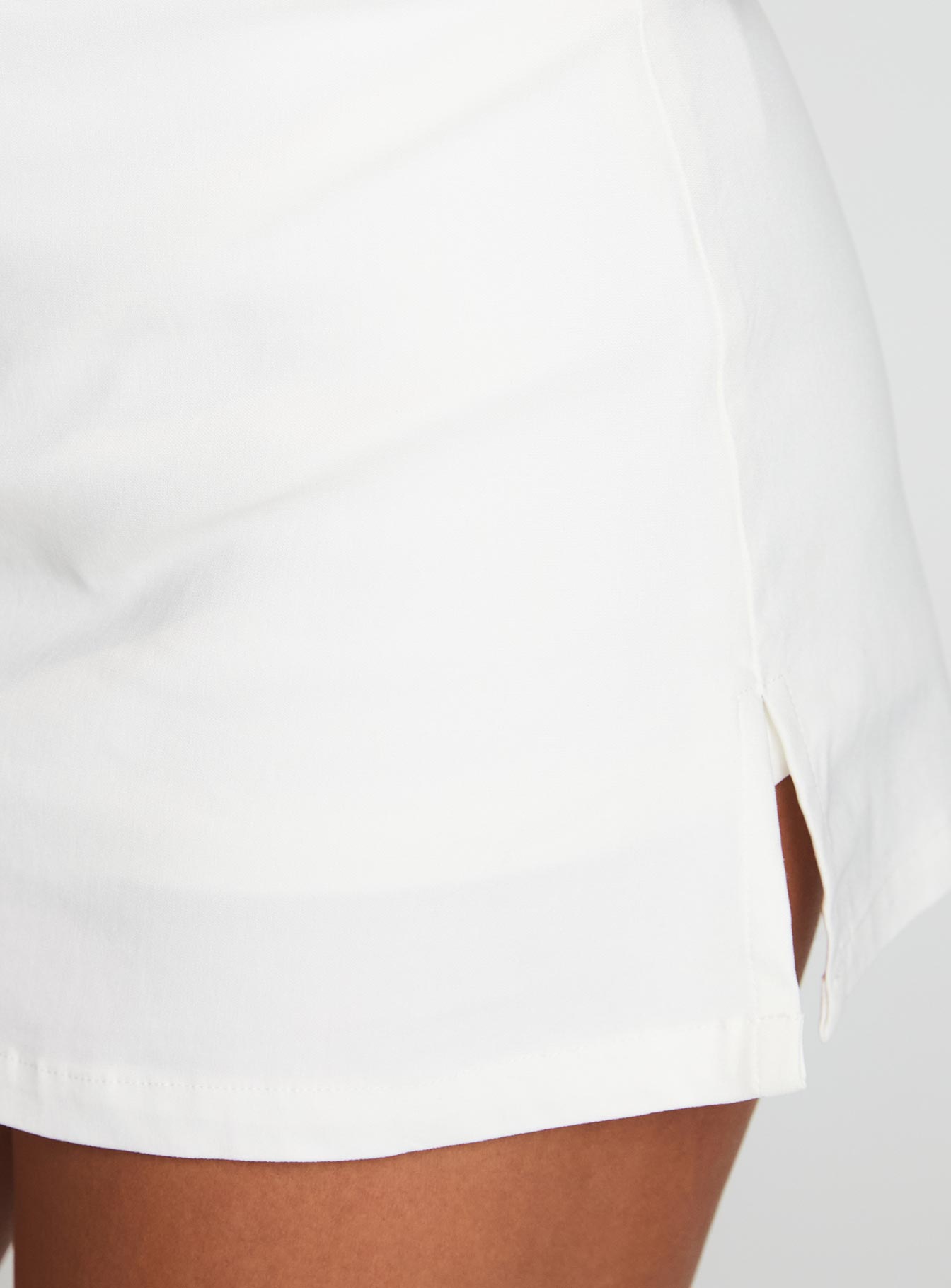 Cant Sleep Skort White Petite