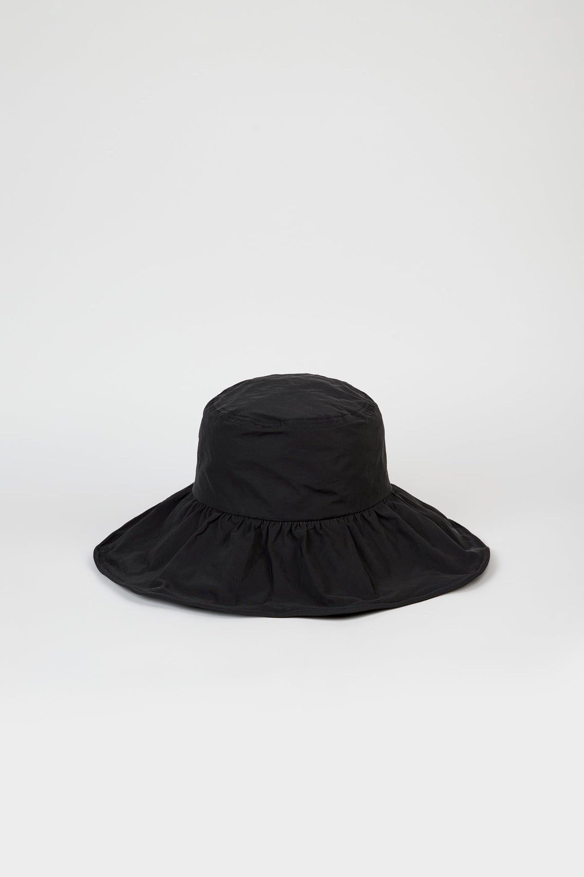 Black ruched wide brim bucket hat
