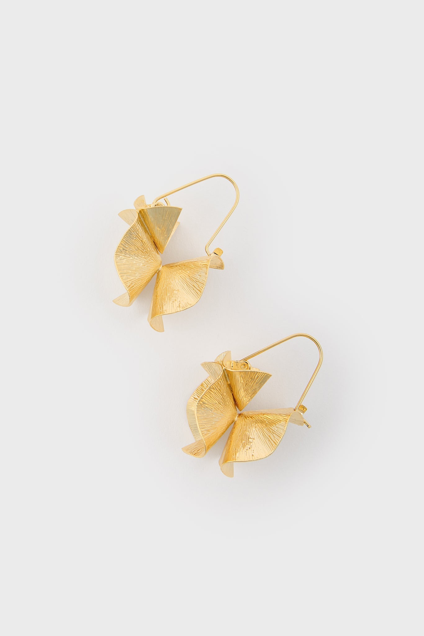 Gold organic leaves hoop earrings
