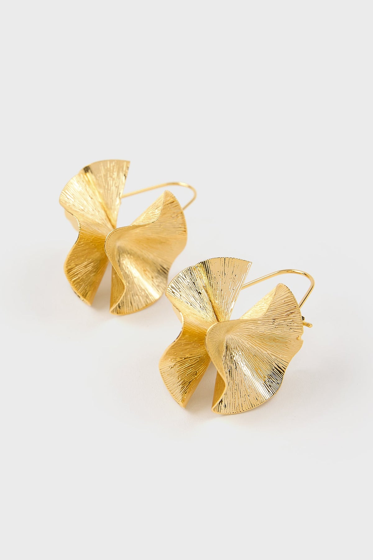 Gold organic leaves hoop earrings