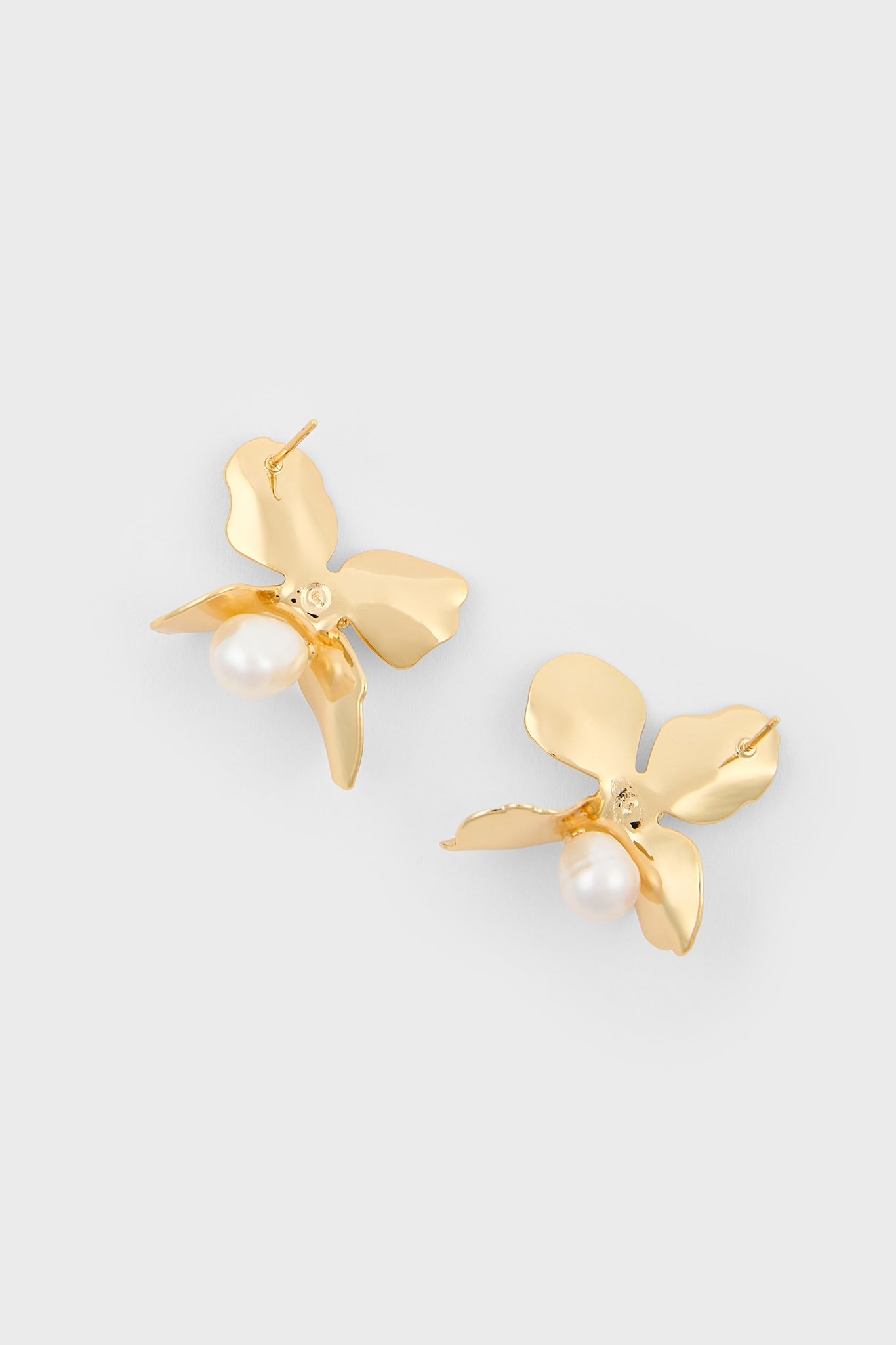 Gold sharp flower petal single pearl earrings