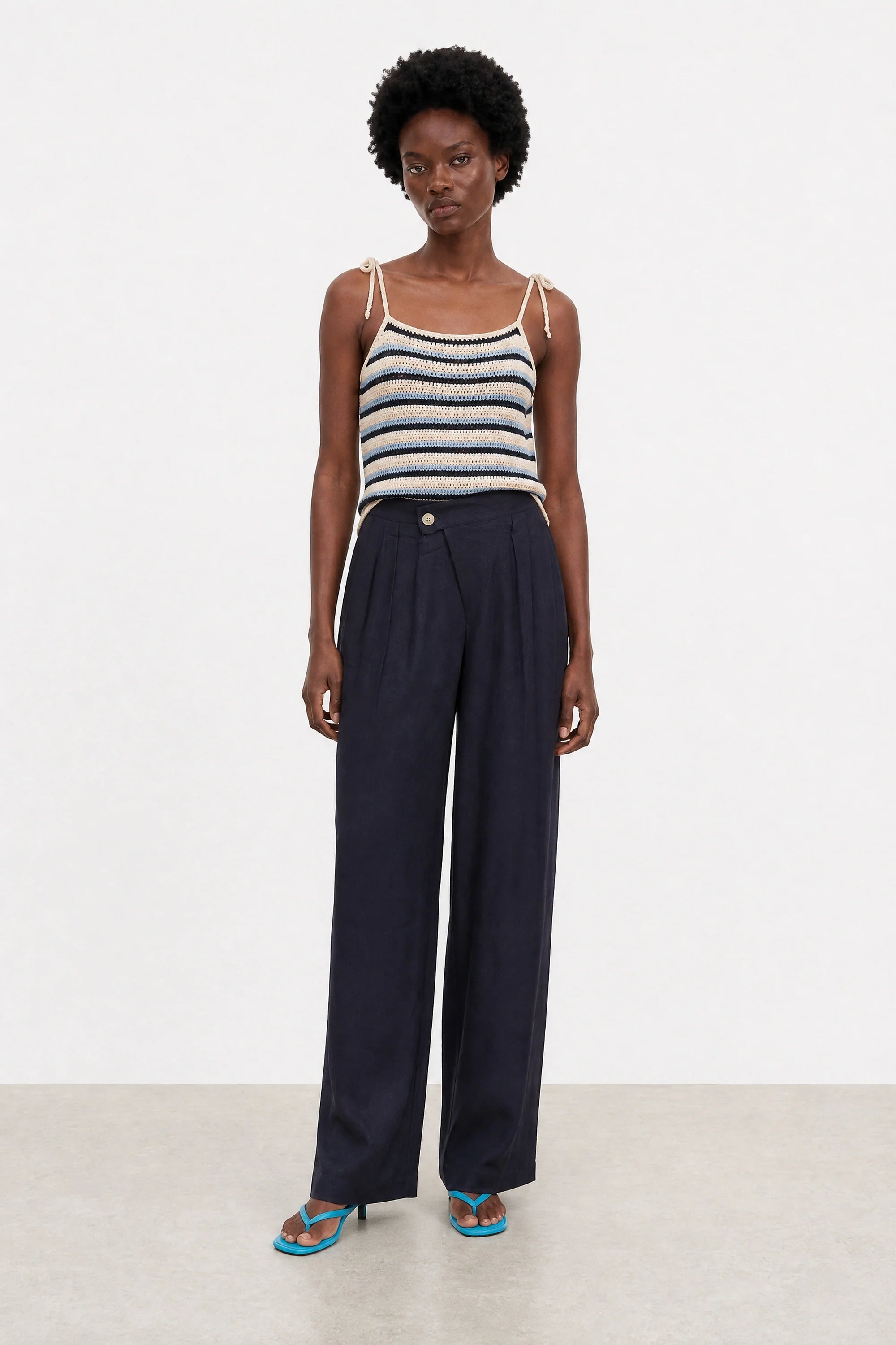 Navy blue pleated short trousers