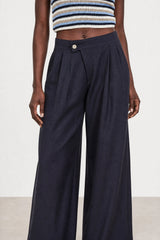Navy blue pleated short trousers