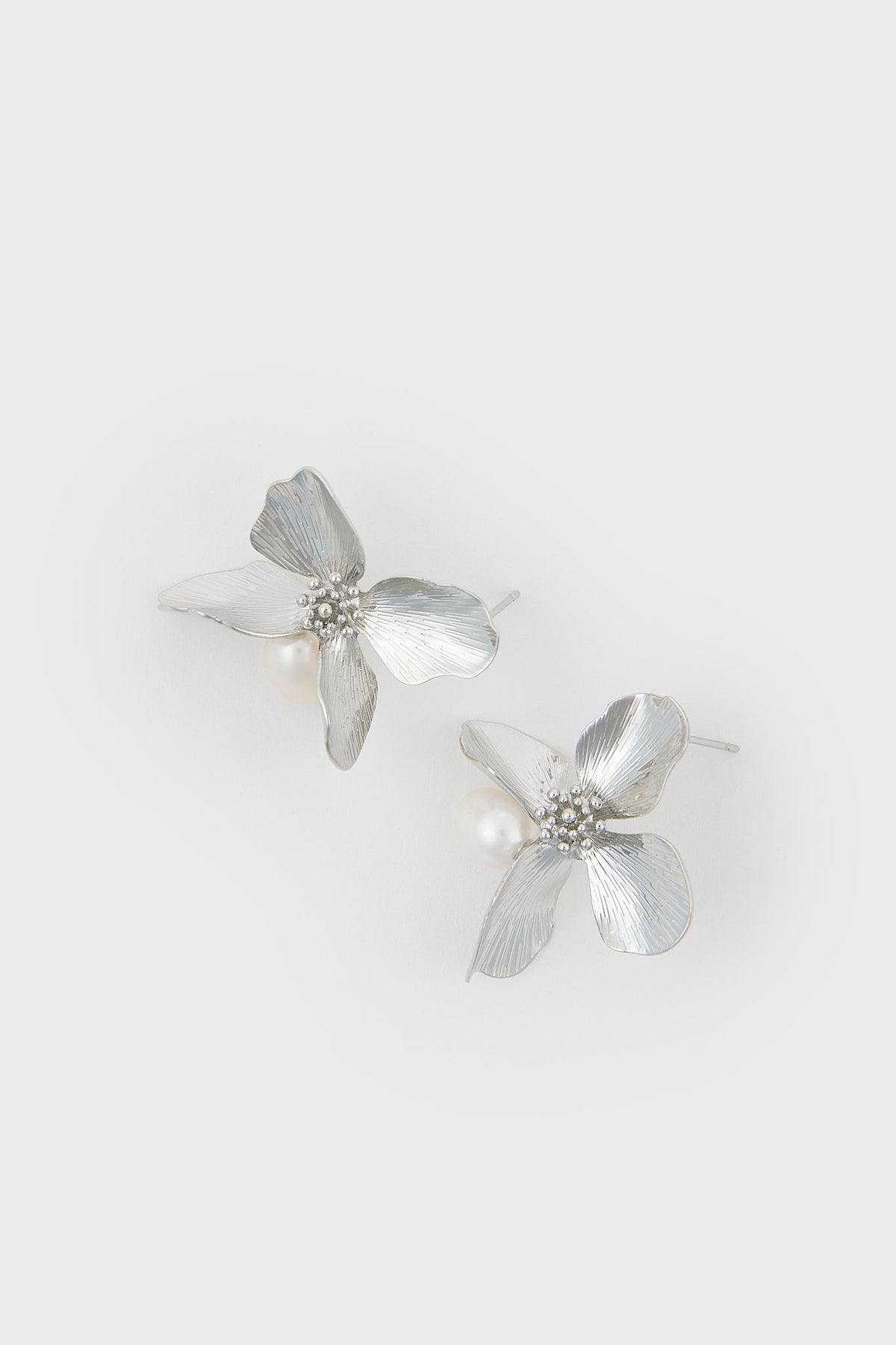Silver sharp flower petal single pearl earrings