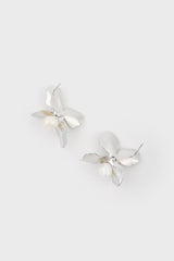 Silver sharp flower petal single pearl earrings